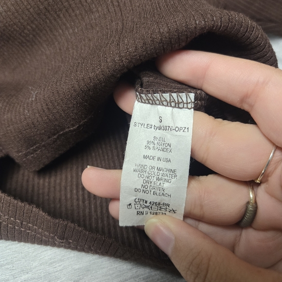 Franecsca's Kennie Key Hole Twist Front Top Size Small - Picture 8 of 8